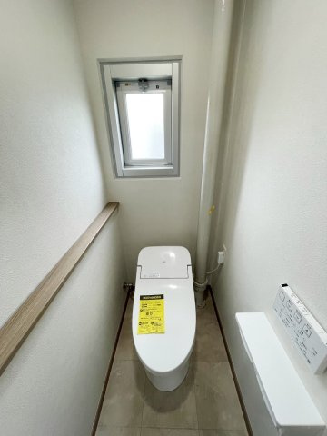 窓があり換気も安心　タンクレストイレ