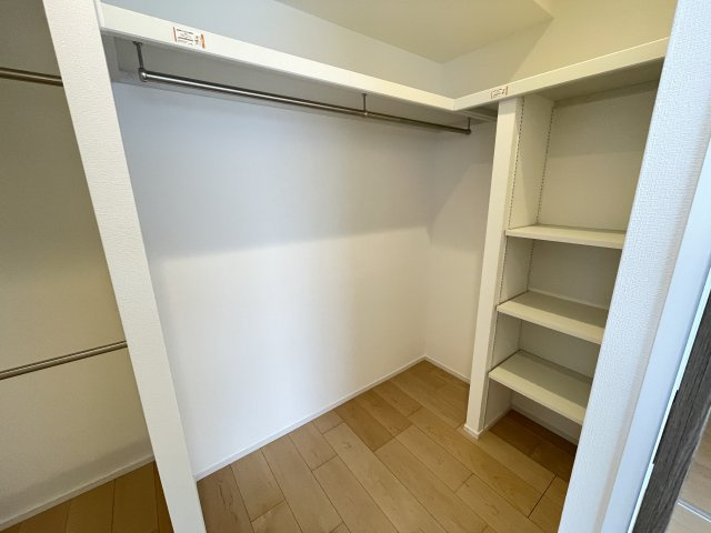 衣替えの手間も省ける、大きなウォークインクローゼット。
