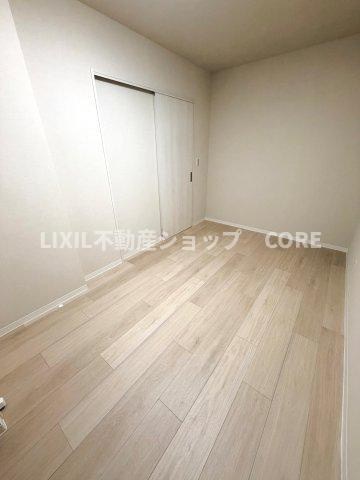 床材や建具は家具にも合わせやすい落ち着いた色合いになっております。