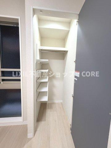奥行きもあるので、収納ボックスをそのままクローゼットの中へ。部屋にものが出ずスッキリ。