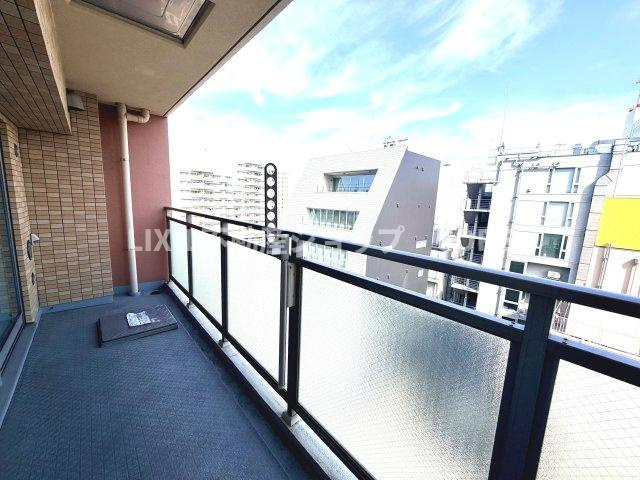 南東に大きく面したバルコニーは太陽の温かな温もりをめいいっぱい受け止めてくれます。