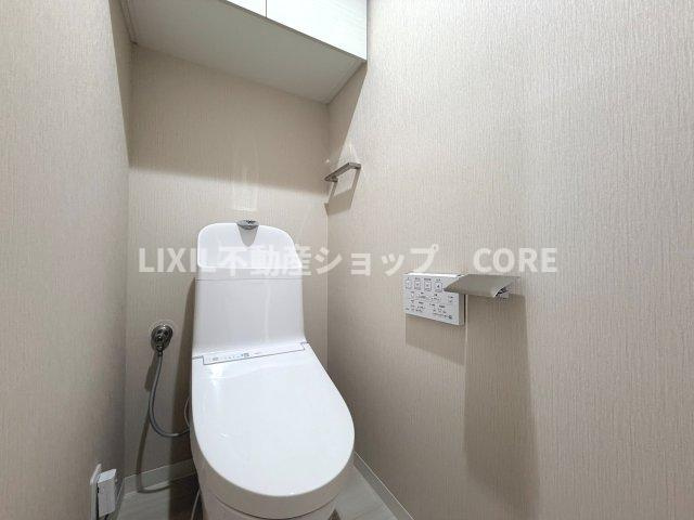見た目もスッキリとしたデザインのトイレには温水洗浄暖房便座付き。