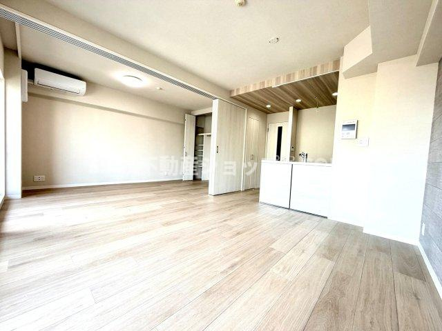 家族の一体感を感じられる広々としたリビングスペース。家族の笑い声が今にも目に浮かびそう。