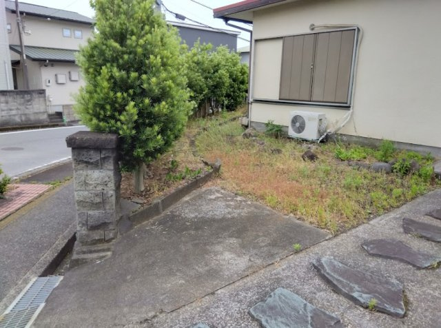 角地ならではの開放感が魅力の物件です。前面道路との接道も良好で、お車の出し入れもスムーズです。落ち着いた住宅街に位置し、ゆったりとした暮らしを叶える住環境です。