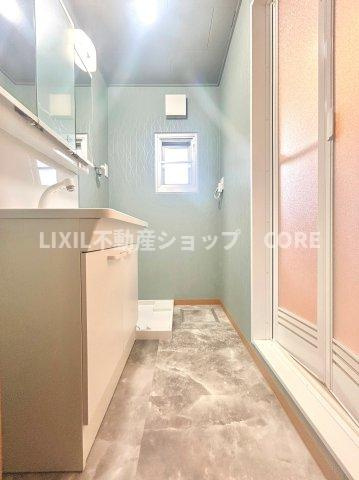 清潔感のある色で統一されたプライベート空間は、身だしなみチェックや肌のお手入れに最適です。