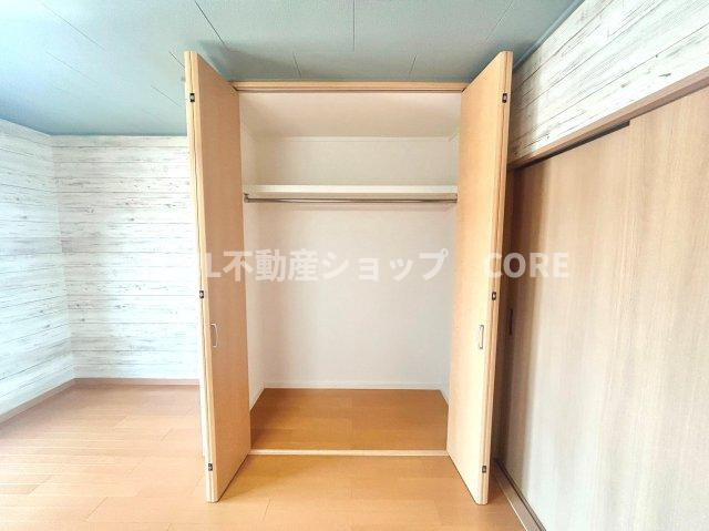 奥行きもあるので、収納ボックスをそのままクローゼットの中へ。部屋にものが出ずスッキリ。