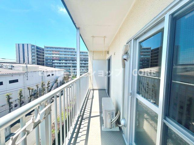 南西に大きく面したバルコニーは太陽の温かな温もりをめいいっぱい受け止めてくれます。