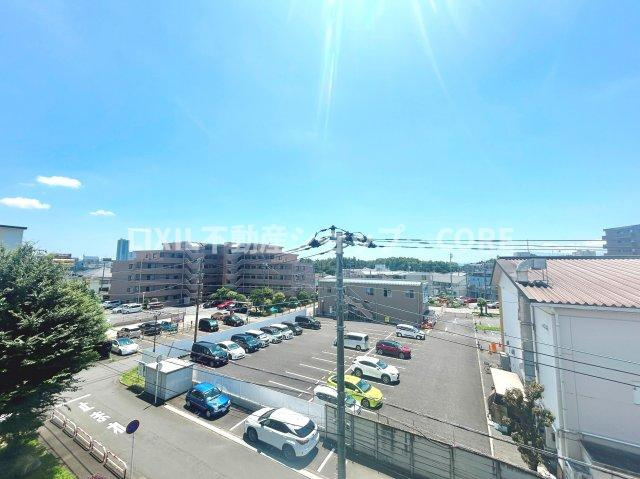 気持ちのいい空が見渡せる広いバルコニー。通風・採光にも優れ、心地よい光と風があふれています。