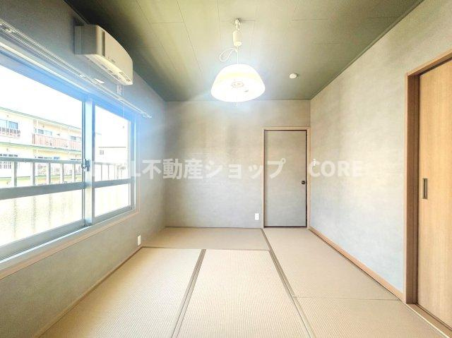 伝統的な日本情緒のある、温かみと落ち着きが感じられる和室です。