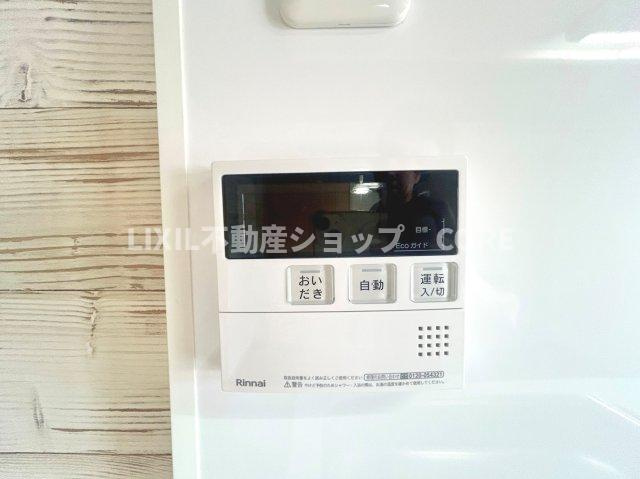 お風呂はボタンひとつで一定量の湯を浴槽に張ったり、保温や追い焚きをすることができる便利な機能付