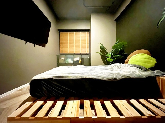 心地よい眠りをサポートする、落ち着きのあるベッドルーム。