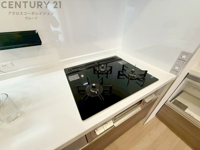 多数の調理器具を同時に使用でき、料理の効率化が可能。省エネで節約になり、様々な料理スタイルに適応できます。また、火力調整が独立しており、手入れや掃除もしやすく、今よりもっとお料理が楽しくなるかも。　
