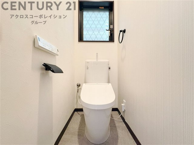 温水洗浄便座付トイレは温水洗浄機能により、暖かい水でおしりを洗浄することができ、冷たい水を使う従来の便座に比べ、温水洗浄機能で暖かいトイレを提供し、快適な使用を可能にします。