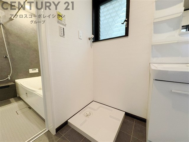 洗濯物の仕分け作業がしやすく、整理整頓が容易になります。洗濯音や湿気を他の部屋に持ち込まず、生活環境を快適に保ちます。上部を活用すれば収納スペースを確保でき洗剤や洗濯用品の整理もしやすくなります。
