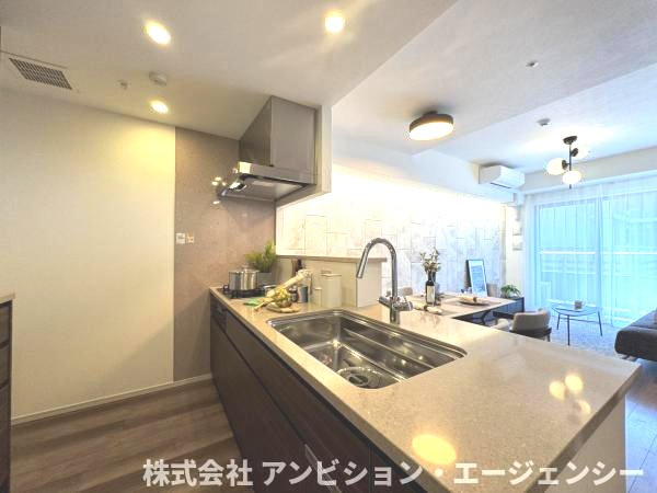キッチンに立ちながらバルコニーまで視線が抜け、明るい採光を感じながら家事を楽しめる設計です。