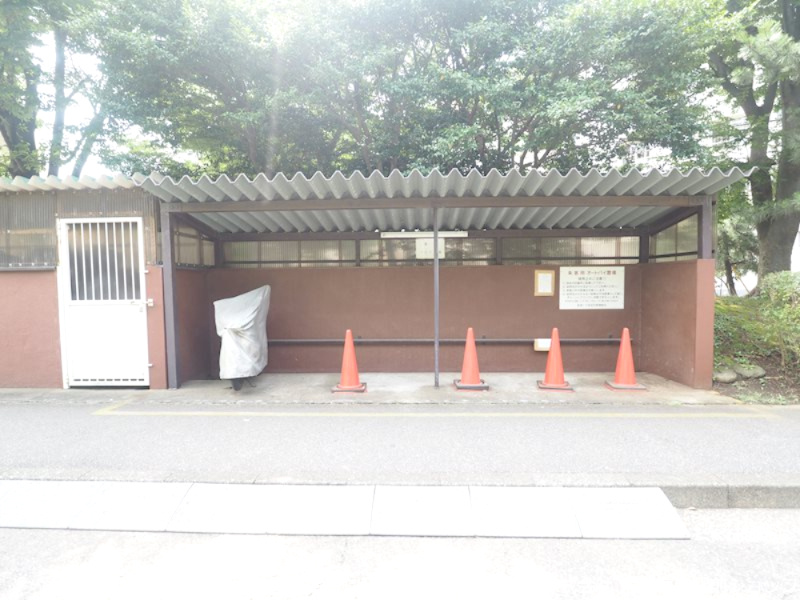 敷地内に屋根付きバイク置場もございます。