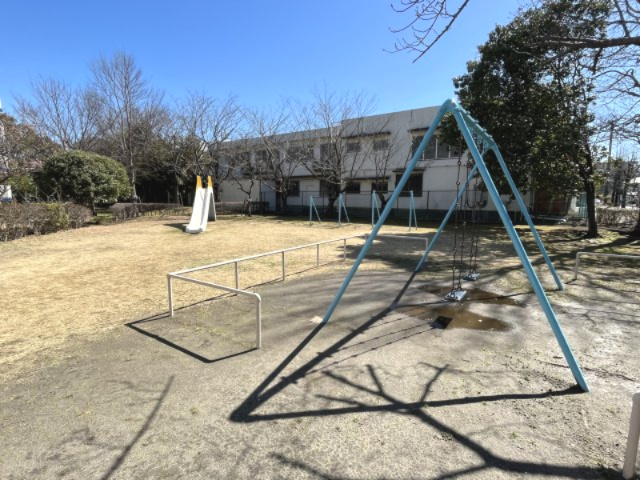 安心して遊べる敷地内のプレイロットです。
