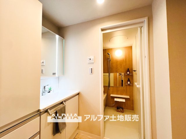 【Laundry　space】　◆ランドリースペース◆広々した空間で雨の日でも十分に洗濯物を乾かすことが出来ます。バスルームには浴室換気乾燥機も付いているので重宝しますね。