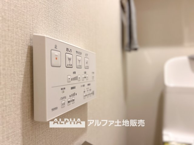 【Warm　water　flush　toilet】　◆温水洗浄便座付きトイレ◆お掃除も楽々。快適に過ごすためには今や欠かせない設備の一つです。壁掛けリモコンで使いやすくいつでも清潔に保てます。