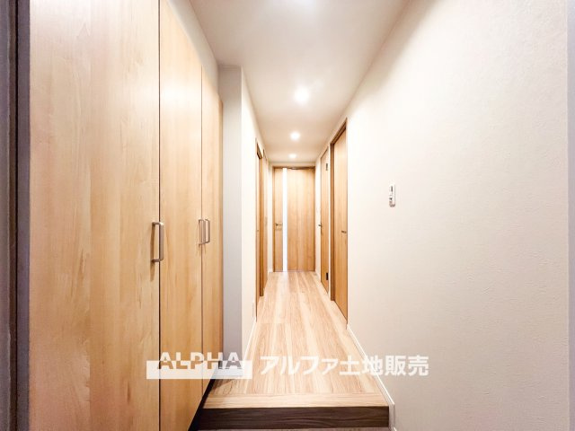 【Welcome　Space】　◆玄関◆帰宅時にほっとできる、穏やかな空気感の玄関。整った空間が日々の切り替えを自然にサポートし、来客時にも好印象を与えます。