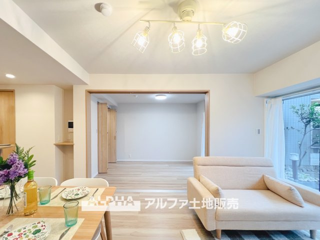 【A　place　that　feels　right】◆自然と人が集まる◆　広がりを感じる住空間と、手触りのある落ち着いた雰囲気。　ここで重ねる毎日が、暮らし方そのものを静かに変えていく。