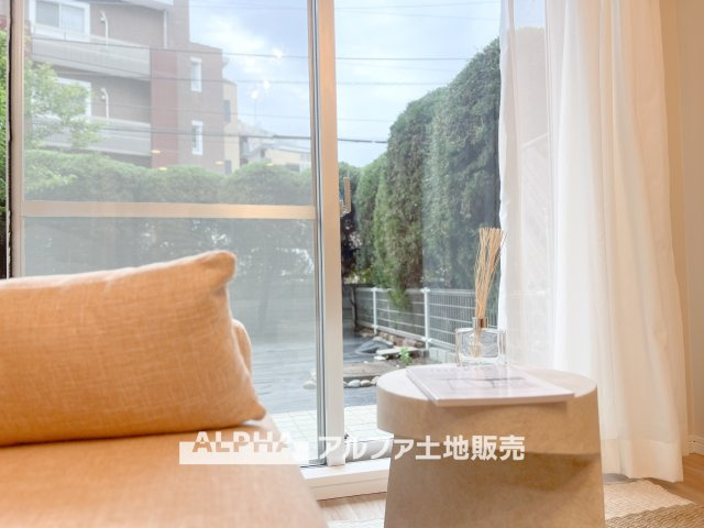 【A　cozy　space】◆余白のある暮らし◆　人を招いても、ひとりで過ごしても心地よい住空間。　温もりを感じるこの場所が、暮らしの輪郭をやさしく描いていく。