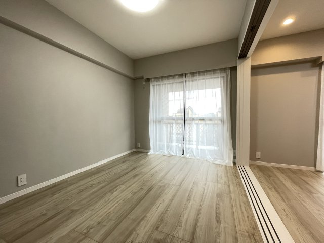 LD横の洋室は、扉を開けて解放感ある空間に。　