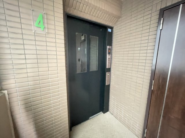 重たい荷物を持っていても、エレベーターがあれば安心です。　