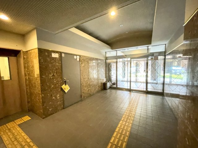 明るく広々としたエントランスが迎えてくれます。　