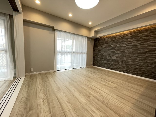 広々としたLDKは、隣接するお部屋の扉を開けて、さらに解放感ある空間に。　