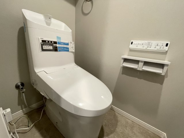 温水洗浄便座付きの清潔感あるトイレは、落ち着いた空間に。　