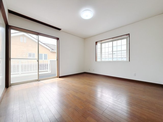 2階8．4帖の南西洋室になります♪