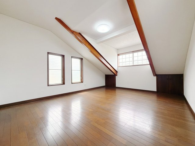 2階10帖の北西洋室になります♪