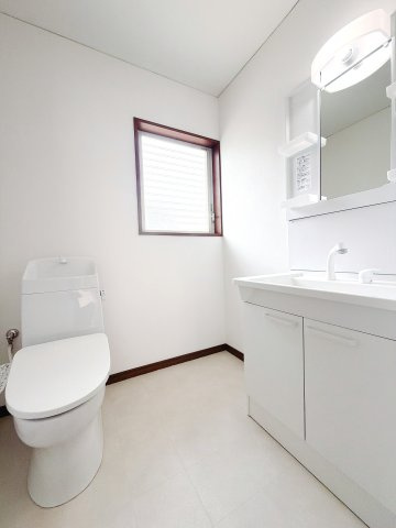 2階のトイレになります♪シャワー付き洗面台あり、朝の忙しい時間に重宝いたします♪