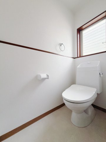 1階の温水洗浄機能付きのトイレになります♪