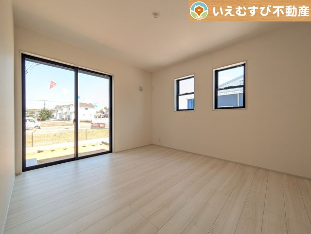 2面採光で明るい居室　たっぷりの採光で自然光の差し込む明るいお部屋！新生活を想像すると楽しみが増しますね♪