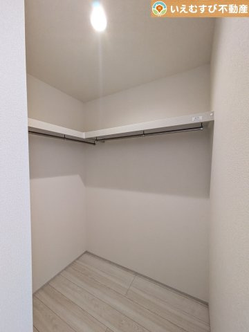 たっぷりの収納力を備えたウォークインクローゼット　たくさん収納できるので季節物やかさばるバッグなども片付きます♪