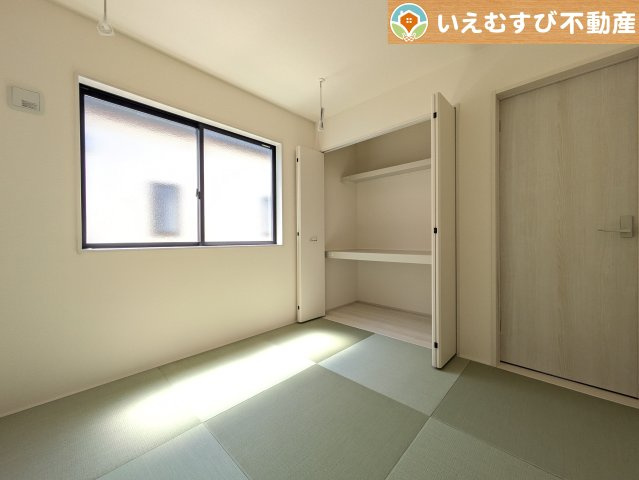 すぐ横になれる和室は、みんながほっと一息つける空間　ちょっとした休憩や来客時、お子様のお世話にも大活躍しそうですね♪