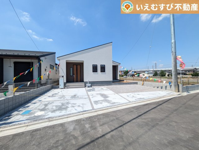 並列3台駐車可能なゆとりのカースペース　複数台車をお持ちでも、お友達が遊びに来てもゆとりの駐車スペース！