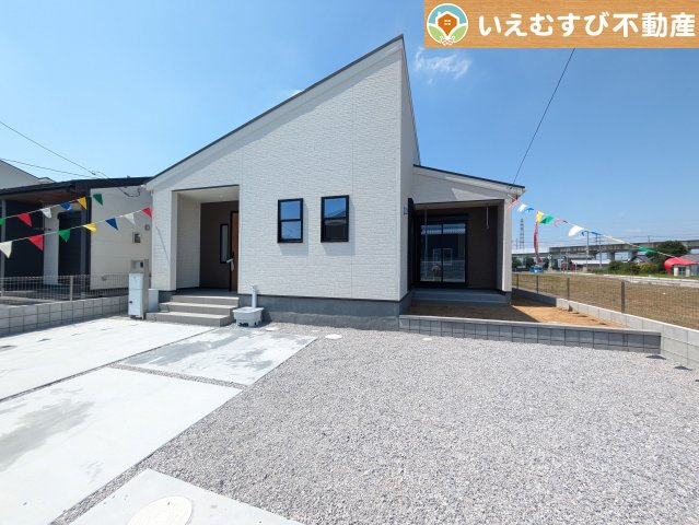 BBQや駐車スペースにも　お車が多い時には駐車スペースにも出来る砂利敷き。BBQやプールも楽しめそう♪
