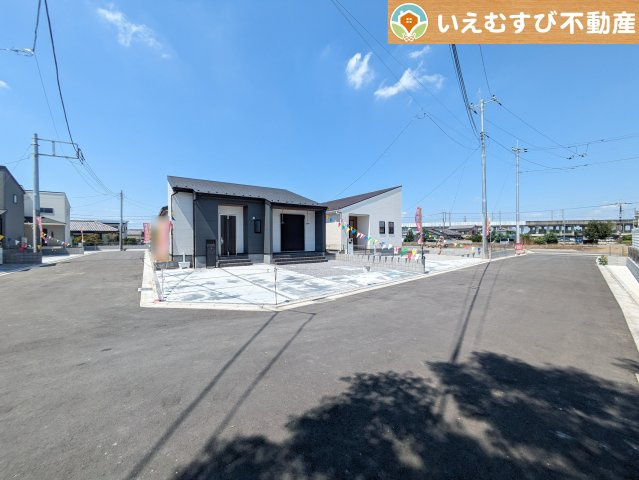 整備されたばかりの綺麗な6ｍ道路　ゆとりの6ｍ道路に面しているのでお車の駐車も楽々、すれ違える広さが嬉しい！