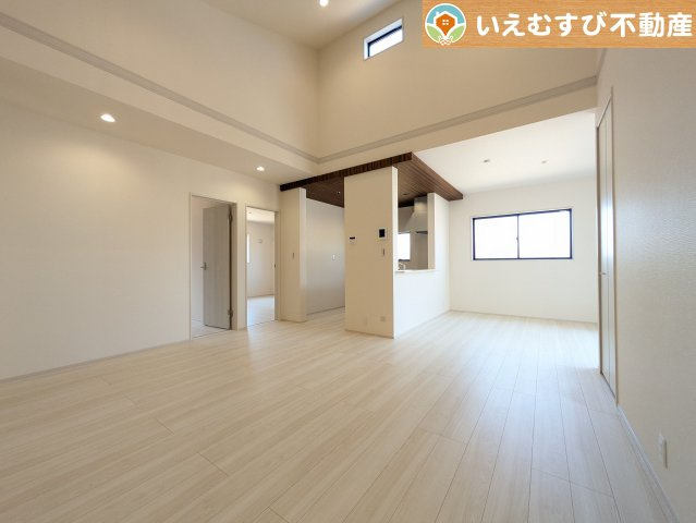開放感と家族との距離感にこだわったＬＤＫ　採光たっぷりのリビングで休日には家族みんなでくつろげそうですね♪