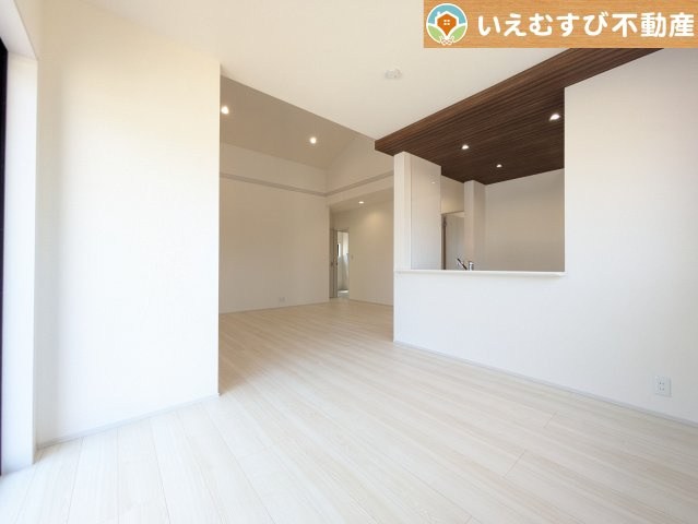 ナチュラルな色合いで落ち着いた印象のリビングダイニング　ぬくもりのあるナチュラルな空間。グリーンを飾っても相性が良さそうですね♪