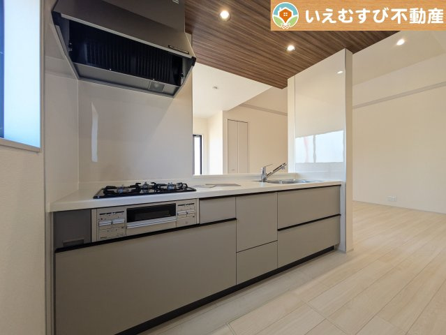 機能性収納性に溢れるキッチン　収納もたっぷり付いていてすっきり片付く！毎日楽しくお料理が出来そうです！
