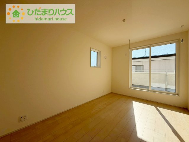 主寝室は広々していて安らげる空間に。大きな窓から光が差し込み、朝の目覚めも良さそう♪