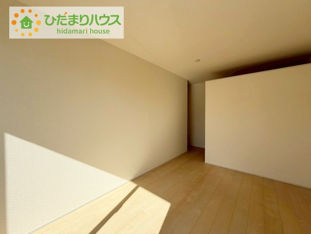 清々しい朝陽が差し込む寝室は、開放感たっぷりで心をリフレッシュしてくれる特別な住空間。家具の配置を自由に楽しむことで、自分だけの快適な居場所を作り出せます！