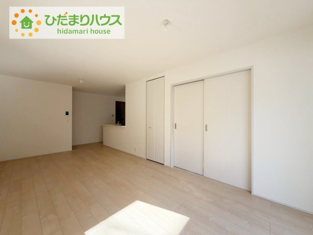 奥行き感あるLDK。一体の空間ながらほどよい距離を保ち、家族がおもいおもいに好きな場所で寛げます。