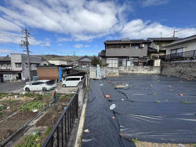 道路面より一段高い高低差のある立地で、周囲からの視線を受けにくい点が魅力です。敷地の広さや高低差を活かした住まいづくりもご検討いただけます。周辺は生活施設も徒歩圏内に揃う利便性の高いエリアです。