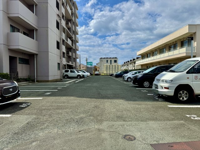 駐車場は全て平置きです！敷地内で駐車場1台は必ずつきますよ。　