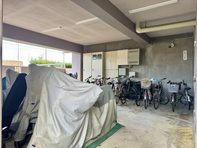 駐輪場は屋根付き！雨からバイクや自転車を守ってくれます！　